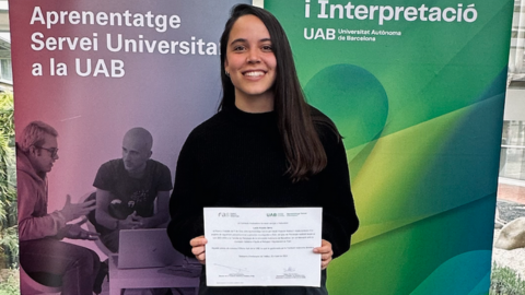  Lucía Arqués con el diploma al mejor TFG con metodología ApS
